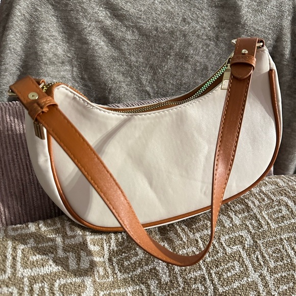 BNWOT Chic Shoulder Bag - Picture 1 of 2